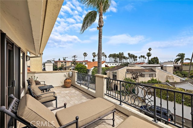 159 Angelo Walk, Long Beach CA: https://media.crmls.org/medias/d56cf3a4-69cc-4518-9ec6-b88d9ebba872.jpg