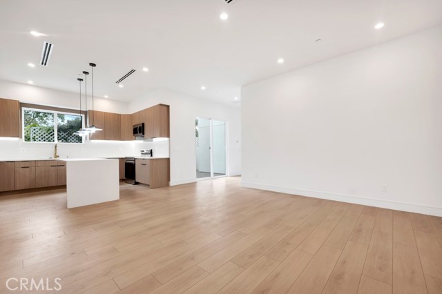 Detail Gallery Image 12 of 30 For 16510 San Fernando Mission Blvd, Granada Hills,  CA 91344 - 4 Beds | 4 Baths