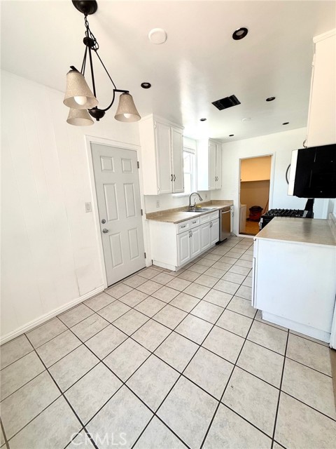 7062 Calvin Avenue, Reseda CA: https://media.crmls.org/medias/d56d8888-dc88-49c0-9f47-36bfaa996029.jpg