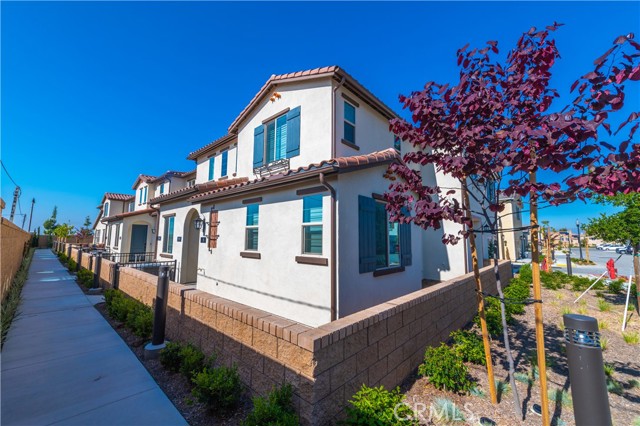 Detail Gallery Image 2 of 27 For 15907 Stresa Ln #10,  Fontana,  CA 92336 - 3 Beds | 2/1 Baths