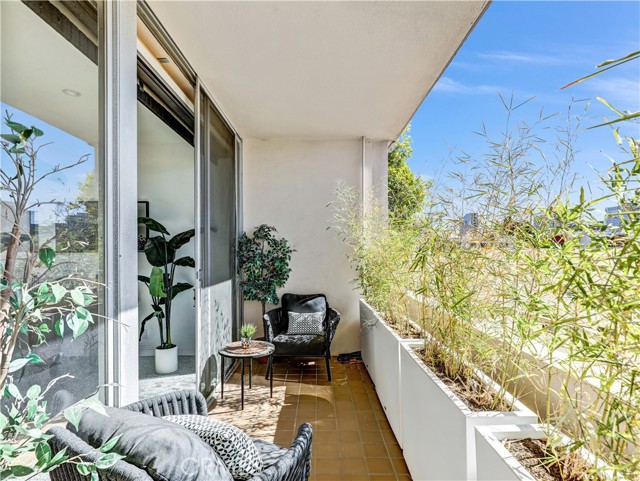 Detail Gallery Image 26 of 34 For 1333 S Beverly Glen Bld #402,  Los Angeles,  CA 90024 - 5 Beds | 5/1 Baths