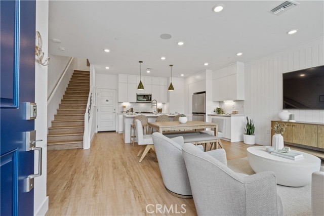 Detail Gallery Image 2 of 14 For 2378 Channel Dr #104,  Ventura,  CA 93003 - 3 Beds | 2/1 Baths