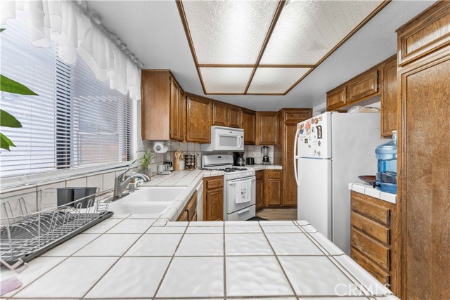 Detail Gallery Image 12 of 29 For 830 Sunrise Ct, Lancaster,  CA 93535 - 3 Beds | 2 Baths