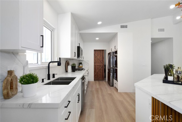 Detail Gallery Image 17 of 65 For 22284 Avenue San Luis, Woodland Hills,  CA 91364 - 6 Beds | 5/1 Baths