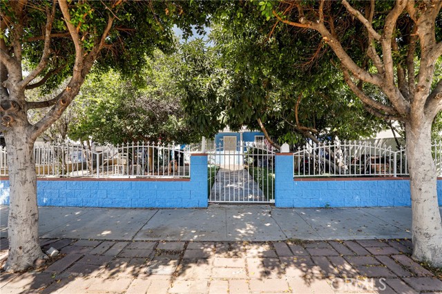 7545 White Oak Avenue, Reseda CA: https://media.crmls.org/medias/d5783547-8623-4a13-83f1-61924060fa73.jpg
