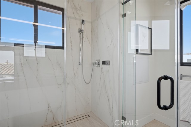 Detail Gallery Image 13 of 72 For 5108 Gordon Ln, San Diego,  CA 92109 - 4 Beds | 5/1 Baths