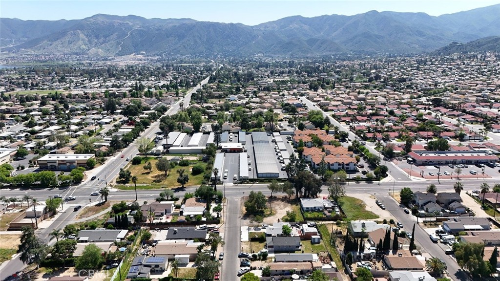 https://media.crmls.org/medias/d58581bf-5d0b-4c73-9930-0d3b02520c23.jpg?preset=X-Large