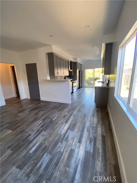 Detail Gallery Image 4 of 7 For 13815 Vanowen St, Van Nuys,  CA 91405 - 3 Beds | 3 Baths