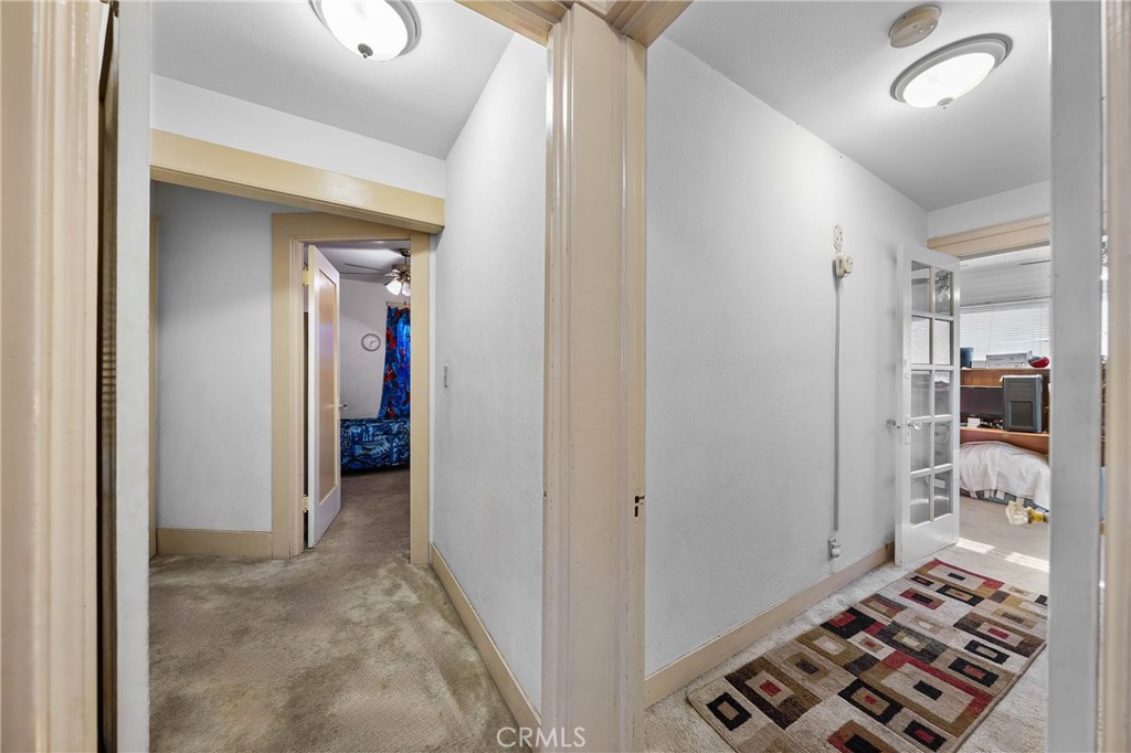 https://media.crmls.org/medias/d5863aba-a869-4c28-bd46-b38d0e147b71.jpg?preset=X-Large