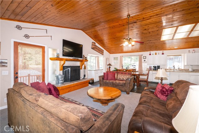 42531 Cedar Ave, Big Bear Lake CA: https://media.crmls.org/medias/d5865f4e-d1c7-40fa-b1bc-d94de2318e1d.jpg