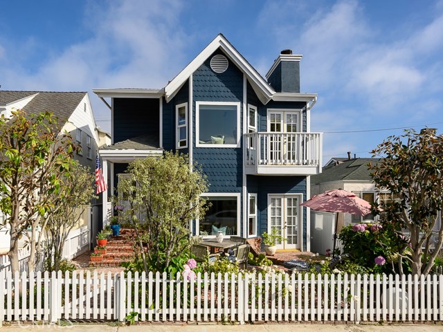 536 4th Street Manhattan Beach, California Surrounded by a white picket fence this bright and cheerful coastal Cape Cod exudes warmth and charm. The ground floor features a spacious family room that opens to the sunny private patio and two spacious bedrooms and bathroom. Upstairs the open living and dining room have soaring ceilings and are filled with natural light. The living room has a charming bay window and French doors that lead to a balcony. The kitchen and dining nook open to a private deck, a perfect place to dine al fresco. The master suite is private and inviting and features a walk-in closet and a spa-like bathroom. An additional bedroom and full bath round off the second floor. Fresh paint and carpet make this home move in ready.
Ideally located in the desirable south sand section just blocks to the beach, downtown Manhattan’s shopping and dining, the chip trail, and award-winning Robinson School.