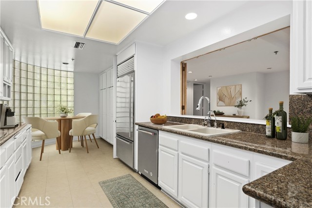 2122 Century Park Lane, Los Angeles CA: https://media.crmls.org/medias/d58a8bac-869e-46cf-b273-07b4ec9e29d7.jpg