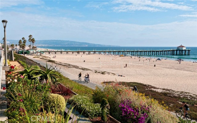 2208 The Strand, Manhattan Beach CA: https://media.crmls.org/medias/d58f6579-04ab-498d-ad6d-51fd5fd843c8.jpg