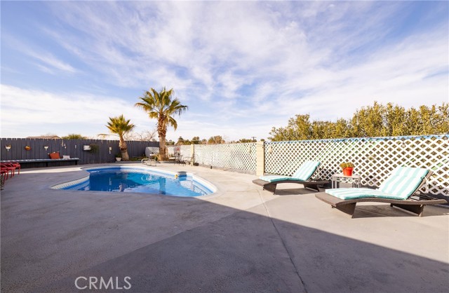 Detail Gallery Image 21 of 26 For 15996 Arroyo Dr, Victorville,  CA 92395 - 4 Beds | 2/1 Baths