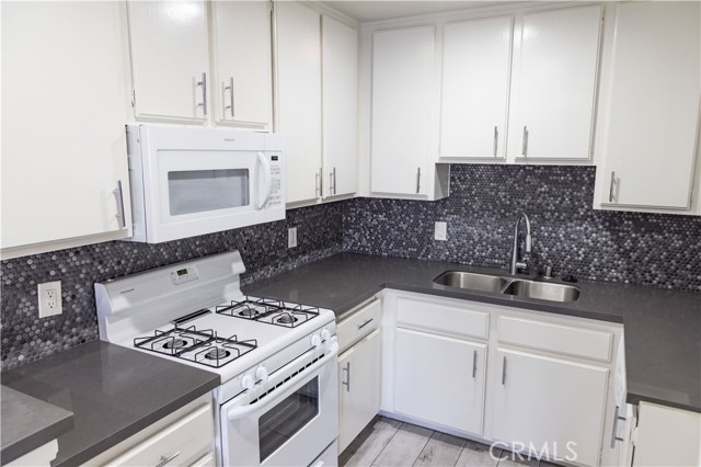 Detail Gallery Image 2 of 21 For 4717 Ben Ave #103,  Valley Village,  CA 91607 - 1 Beds | 1 Baths