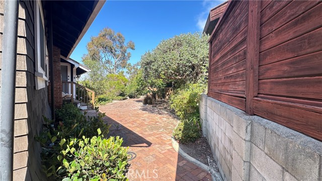 625 High Dr, Laguna Beach CA: https://media.crmls.org/medias/d5956719-97b9-44fc-9e92-7e93b5cd1e51.jpg