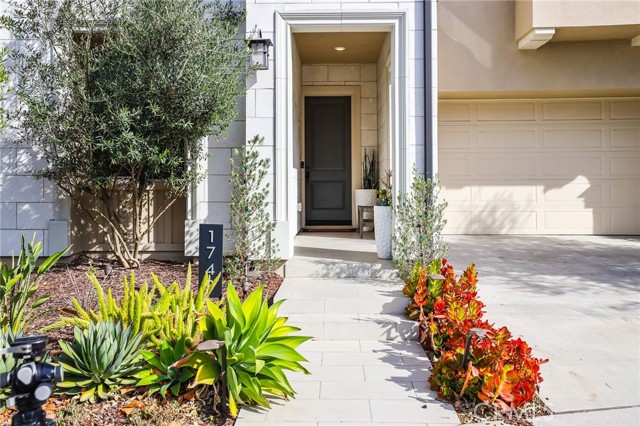 Detail Gallery Image 4 of 59 For 1749 Canyon Oaks Ln, Lake Forest,  CA 92610 - 5 Beds | 4/1 Baths