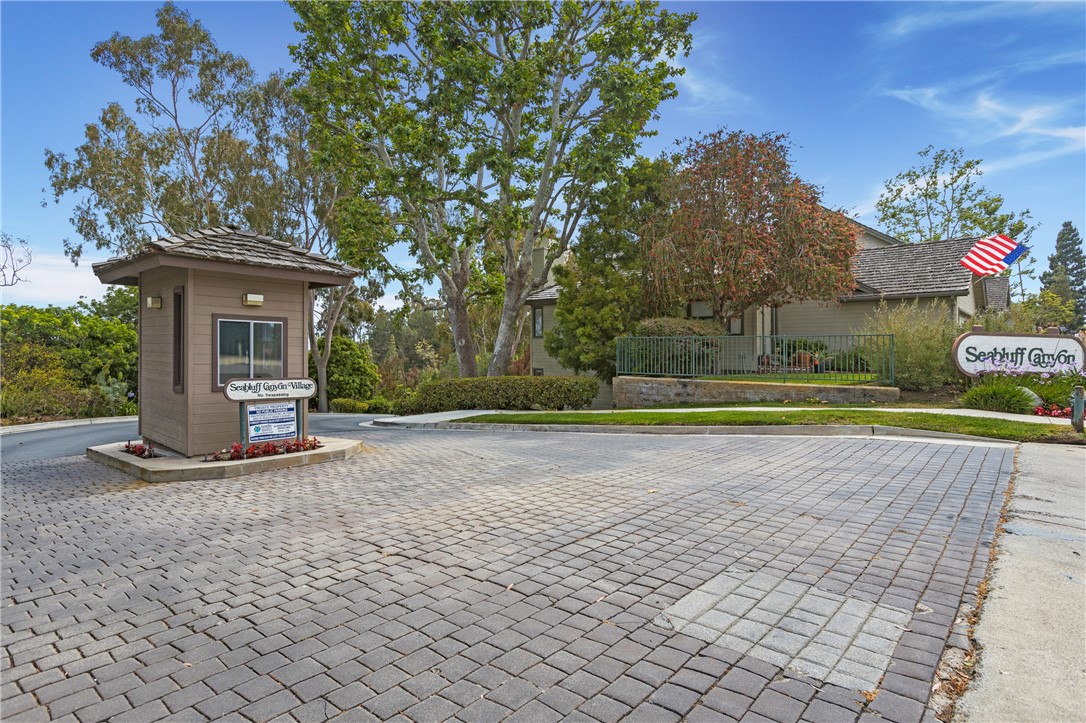 Detail Gallery Image 5 of 29 For 2057 Meadow View Ln, Costa Mesa,  CA 92627 - 2 Beds | 2/1 Baths