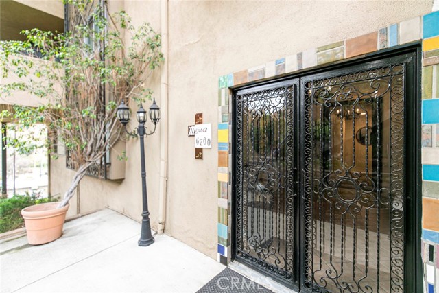 6700 Hillpark Drive, Los Angeles CA: https://media.crmls.org/medias/d598089c-7ed0-49a3-86c8-39c621a345b1.jpg