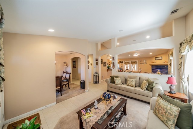 Detail Gallery Image 7 of 46 For 15982 Holly Brook Ln, Victorville,  CA 92395 - 4 Beds | 3 Baths