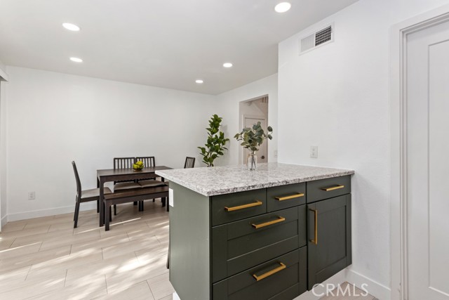 Detail Gallery Image 13 of 38 For 5463 E Candlewood Cir #D,  Anaheim,  CA 92807 - 3 Beds | 1/1 Baths