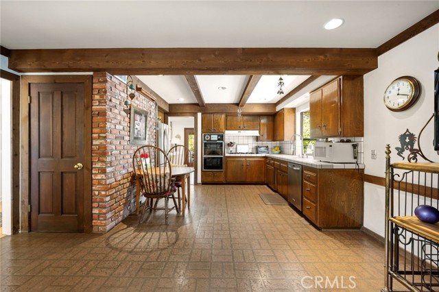 Detail Gallery Image 8 of 24 For 5835 Fairhaven, Woodland Hills,  CA 91367 - 4 Beds | 2 Baths