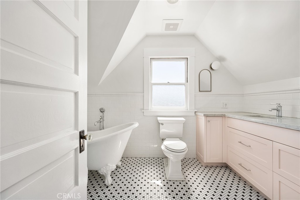 https://media.crmls.org/medias/d59acae6-6f00-44dc-84d7-6041f511d031.jpg?preset=X-Large