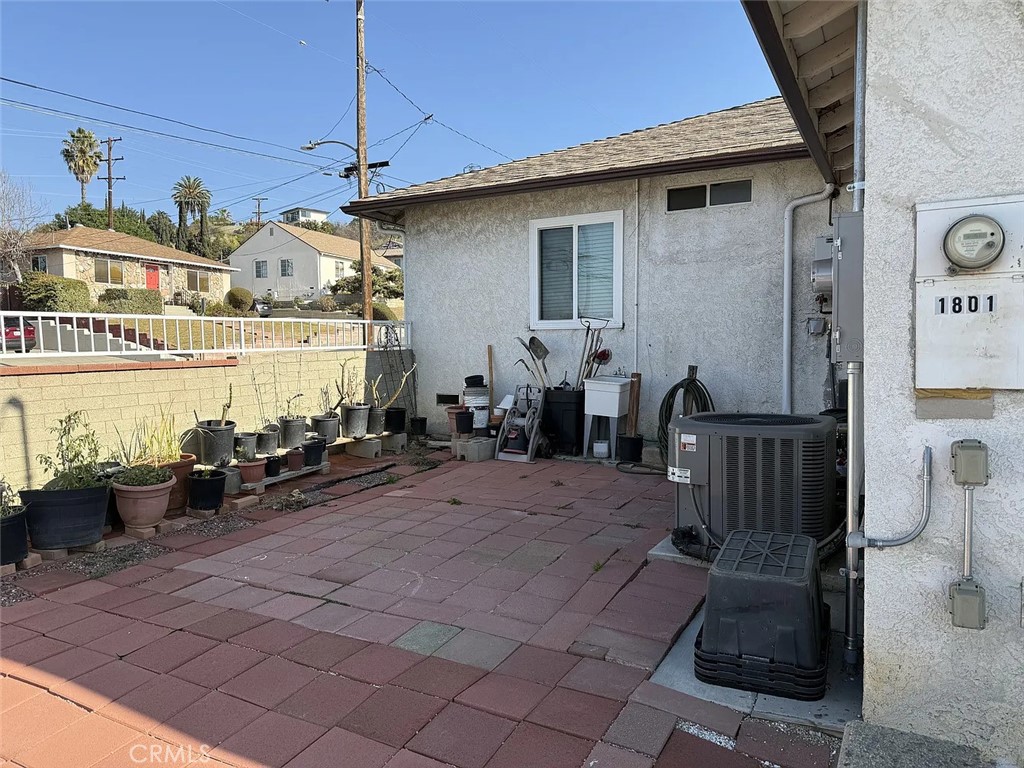 https://media.crmls.org/medias/d59bfdc6-7150-49a3-8d26-081f8aef65e4.jpg?preset=X-Large