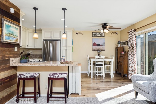 Kitchen peninsula/breakfast nook view.