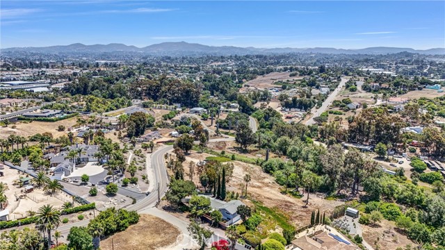 1800 Sunset Drive, Vista CA: https://media.crmls.org/medias/d5a1ac24-208a-459d-bd25-be27f2f13a34.jpg