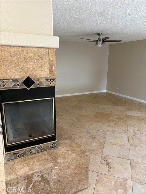 Detail Gallery Image 5 of 11 For 17930 Main St, Hesperia,  CA 92345 - 3 Beds | 2/1 Baths