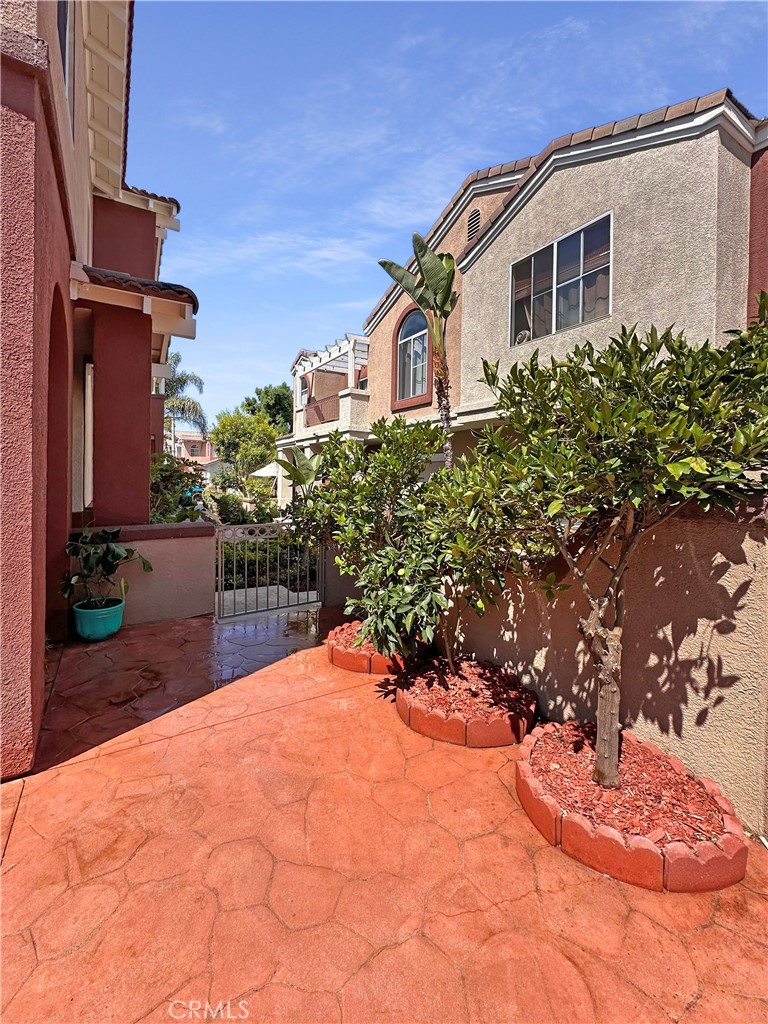 https://media.crmls.org/medias/d5a333de-947e-4cd1-aa65-79eb5da38a02.jpg?preset=X-Large