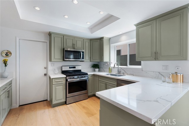 Detail Gallery Image 17 of 42 For 5607 Royer Ave, Woodland Hills,  CA 91367 - 4 Beds | 2 Baths