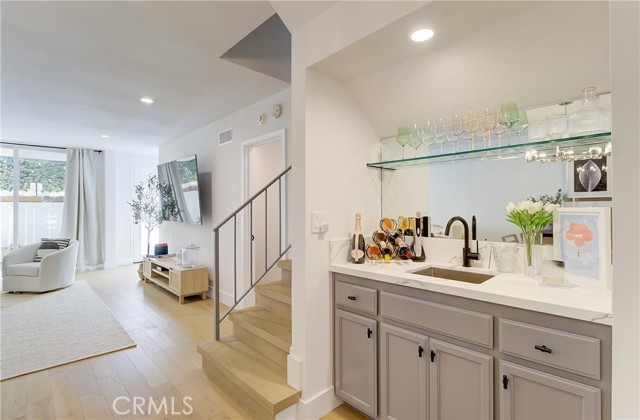 Detail Gallery Image 10 of 27 For 4834 Balboa Ave #B,  Encino,  CA 91316 - 2 Beds | 2/1 Baths