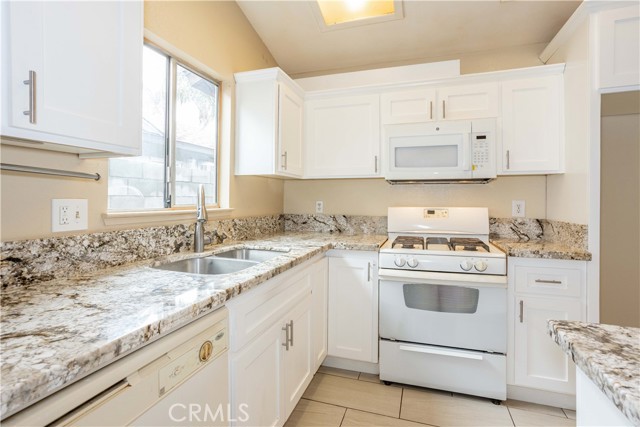 Detail Gallery Image 12 of 33 For 5905 Stone Bridge Ln, Bakersfield,  CA 93313 - 4 Beds | 2 Baths