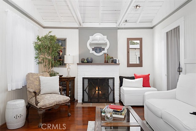 555 Through Street, Laguna Beach CA: https://media.crmls.org/medias/d5ac0a3f-568b-4302-b285-c2904df1b536.jpg