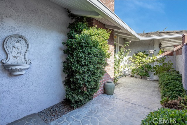 1575 La Venta Drive, Westlake Village CA: https://media.crmls.org/medias/d5aca2ca-a4bd-45fe-81ad-a91c84423ef6.jpg