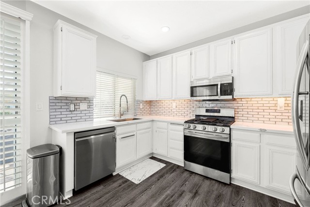 Detail Gallery Image 2 of 25 For 20220 Arthur Ct, Saugus,  CA 91350 - 3 Beds | 2/1 Baths