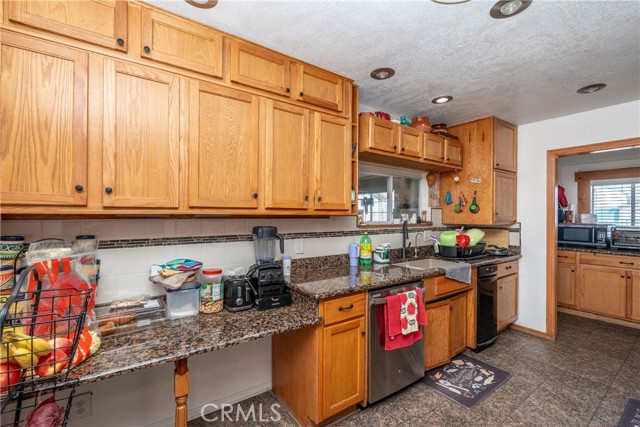 Detail Gallery Image 17 of 48 For 16464 Desert Knoll Dr, Victorville,  CA 92395 - 3 Beds | 3 Baths