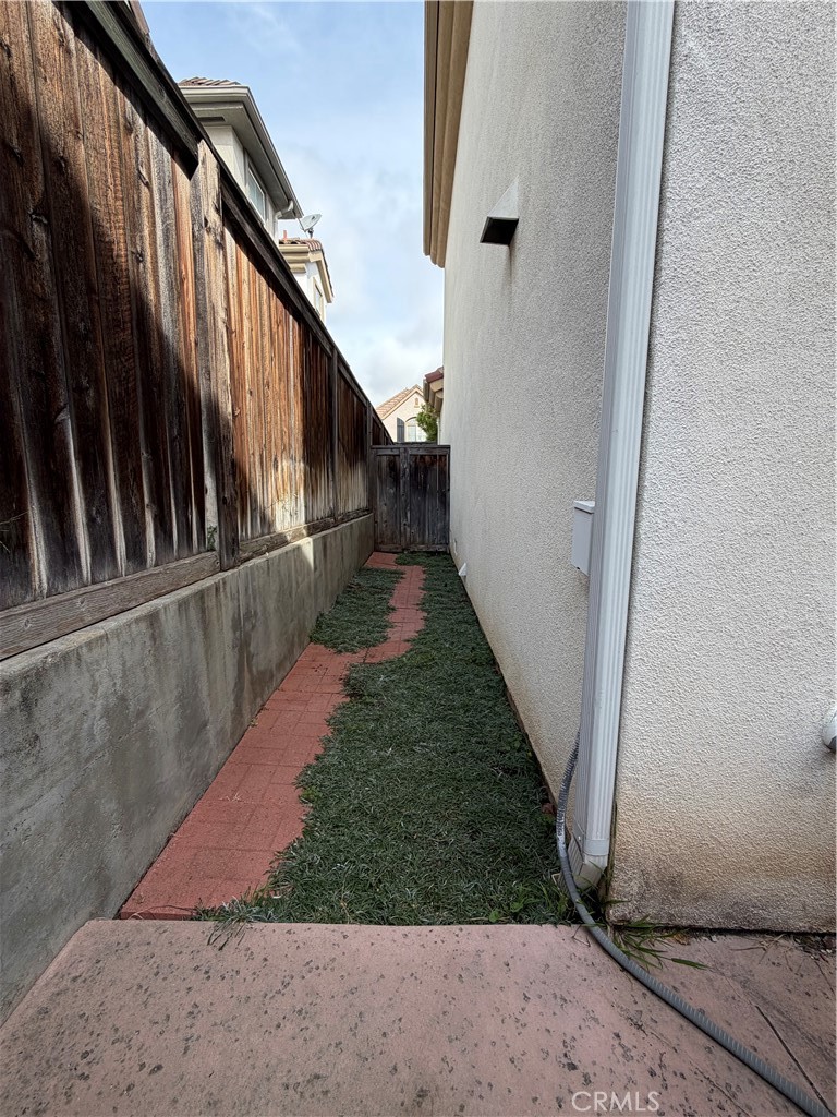 https://media.crmls.org/medias/d5b2d39c-7723-4194-b4c2-7a0c096e73c3.jpg?preset=X-Large