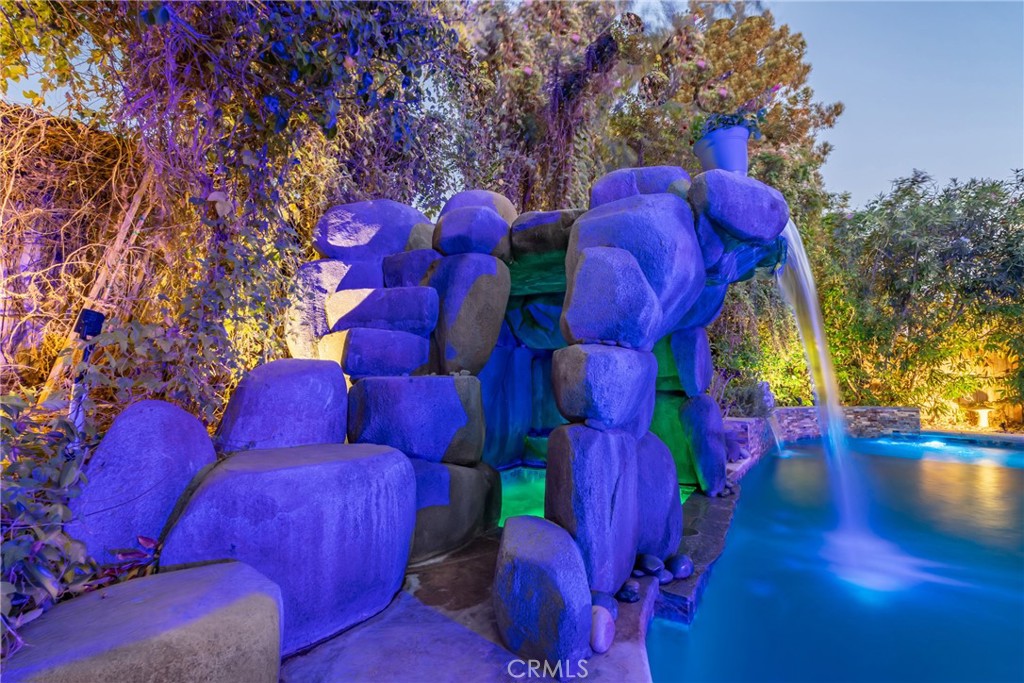 https://media.crmls.org/medias/d5b2ed1b-6c46-4e2b-aefb-4c995855a5b8.jpg?preset=X-Large