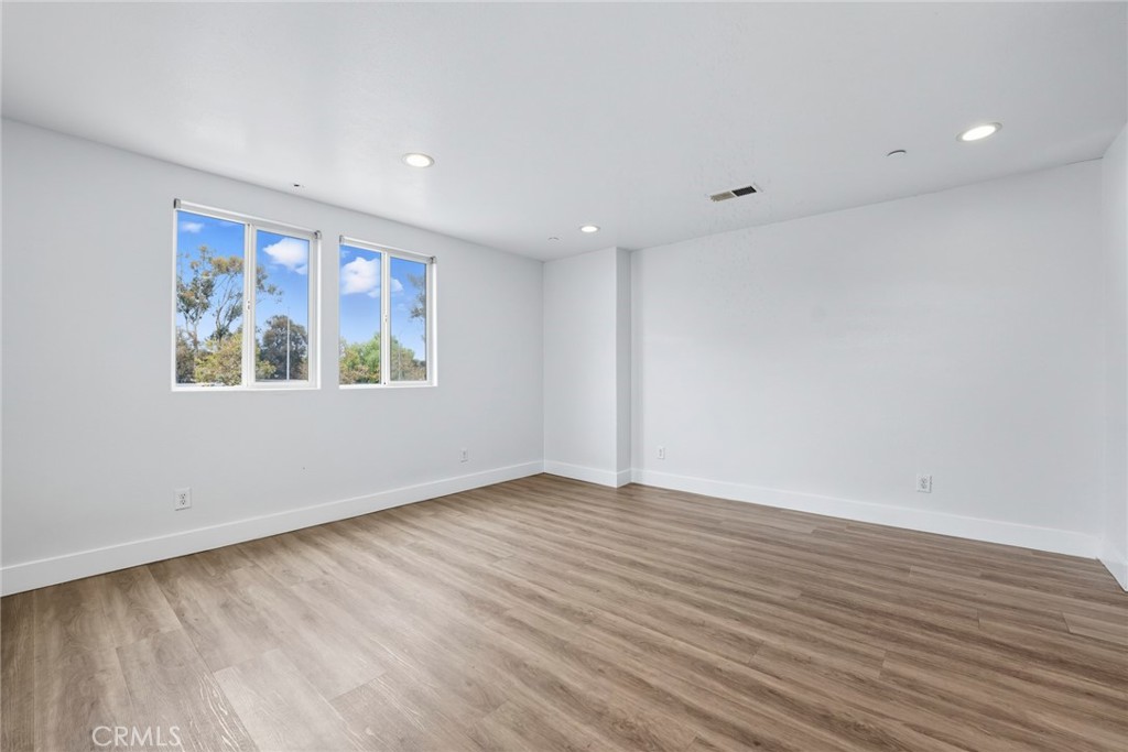 MLS #WS25226167 image #9