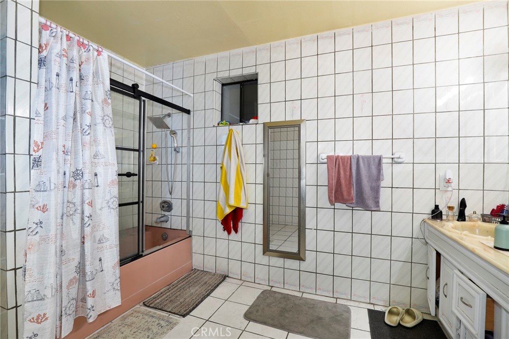 https://media.crmls.org/medias/d5b8e6bf-32bb-4324-86a9-d0f05381619f.jpg?preset=X-Large