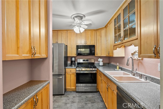 Detail Gallery Image 5 of 24 For 22123 Burbank Blvd #2, Woodland Hills,  CA 91367 - 3 Beds | 2/1 Baths