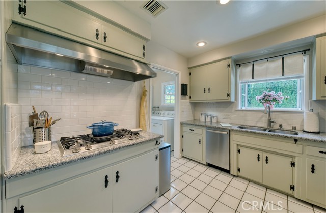 430 N Canyon Boulevard, Monrovia CA: https://media.crmls.org/medias/d5b9e308-b938-4045-ad15-b051647e5e55.jpg