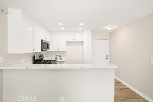 Detail Gallery Image 3 of 24 For 5530 Owensmouth Ave #325,  Woodland Hills,  CA 91367 - 2 Beds | 2 Baths