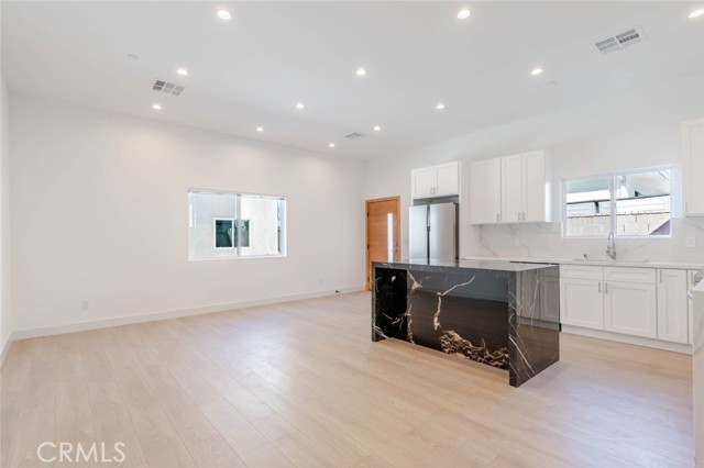 Detail Gallery Image 5 of 17 For 6852 1/2 Ranchito Ave, Van Nuys,  CA 91405 - 2 Beds | 2 Baths