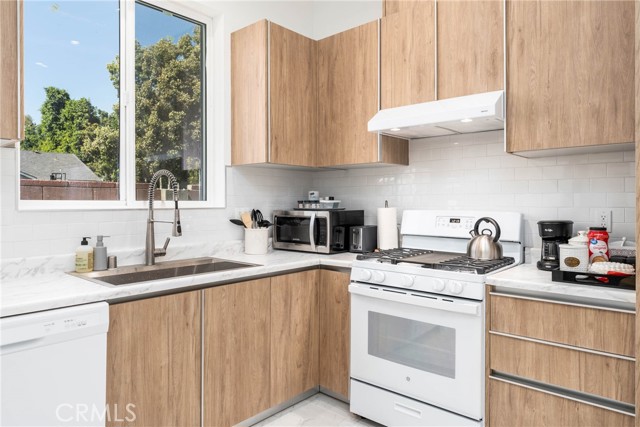 Detail Gallery Image 40 of 60 For 14027 Wyandotte St, Van Nuys,  CA 91405 - 4 Beds | 4 Baths