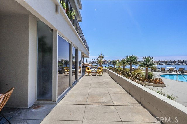 2525 Ocean Boulevard, Corona del Mar CA: https://media.crmls.org/medias/d5c25aa9-bfc4-4a8a-a98c-17f76524e302.jpg