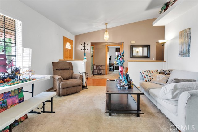 Detail Gallery Image 5 of 44 For 19804 Haida Rd, Apple Valley,  CA 92307 - 4 Beds | 3 Baths